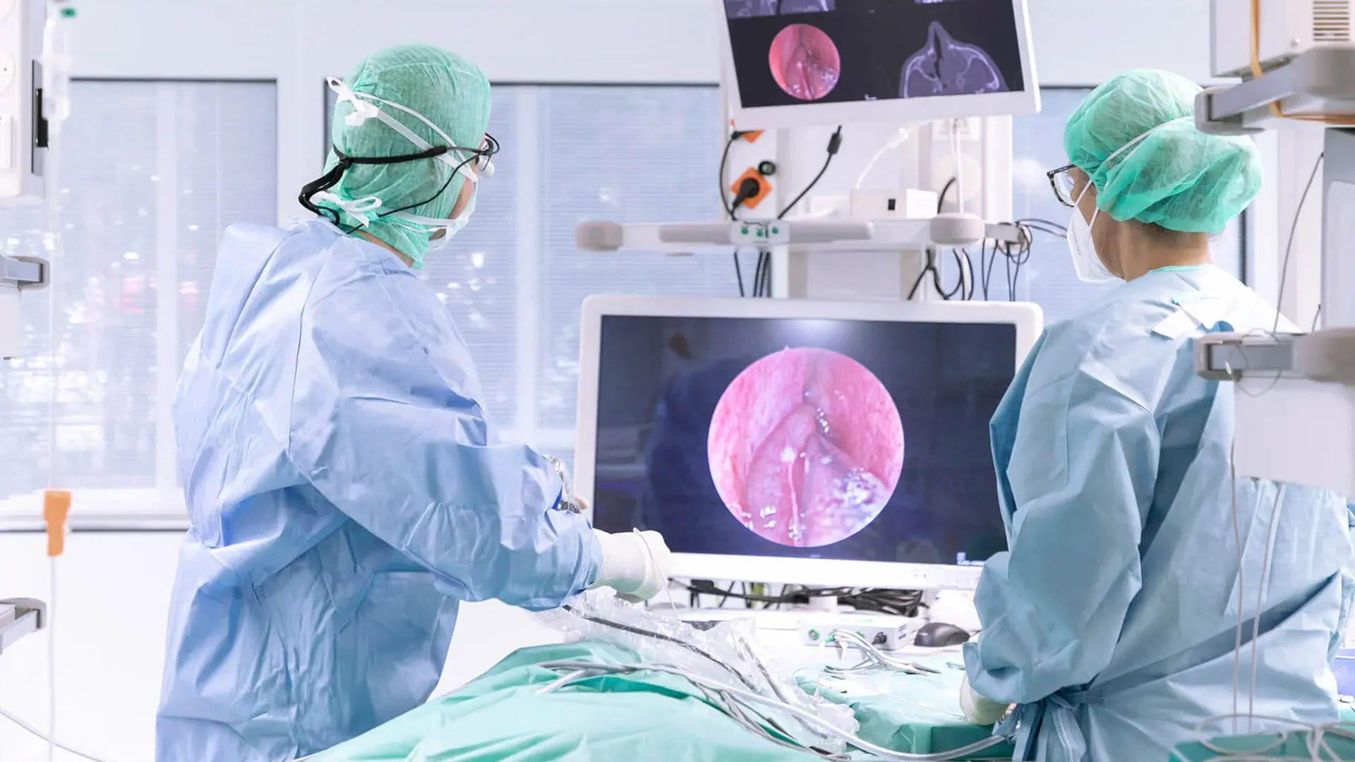 Zwei Ärzte führen eine Operation an den Nasennebenhöhlen durch