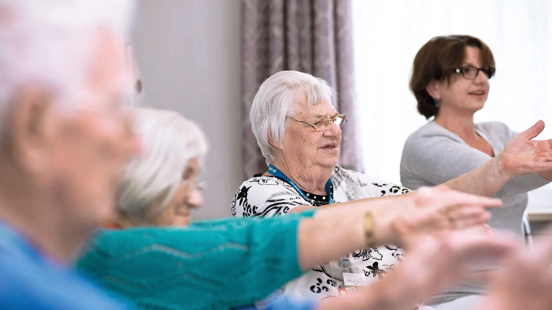 Ältere Menschen während Rehabilitationskurs