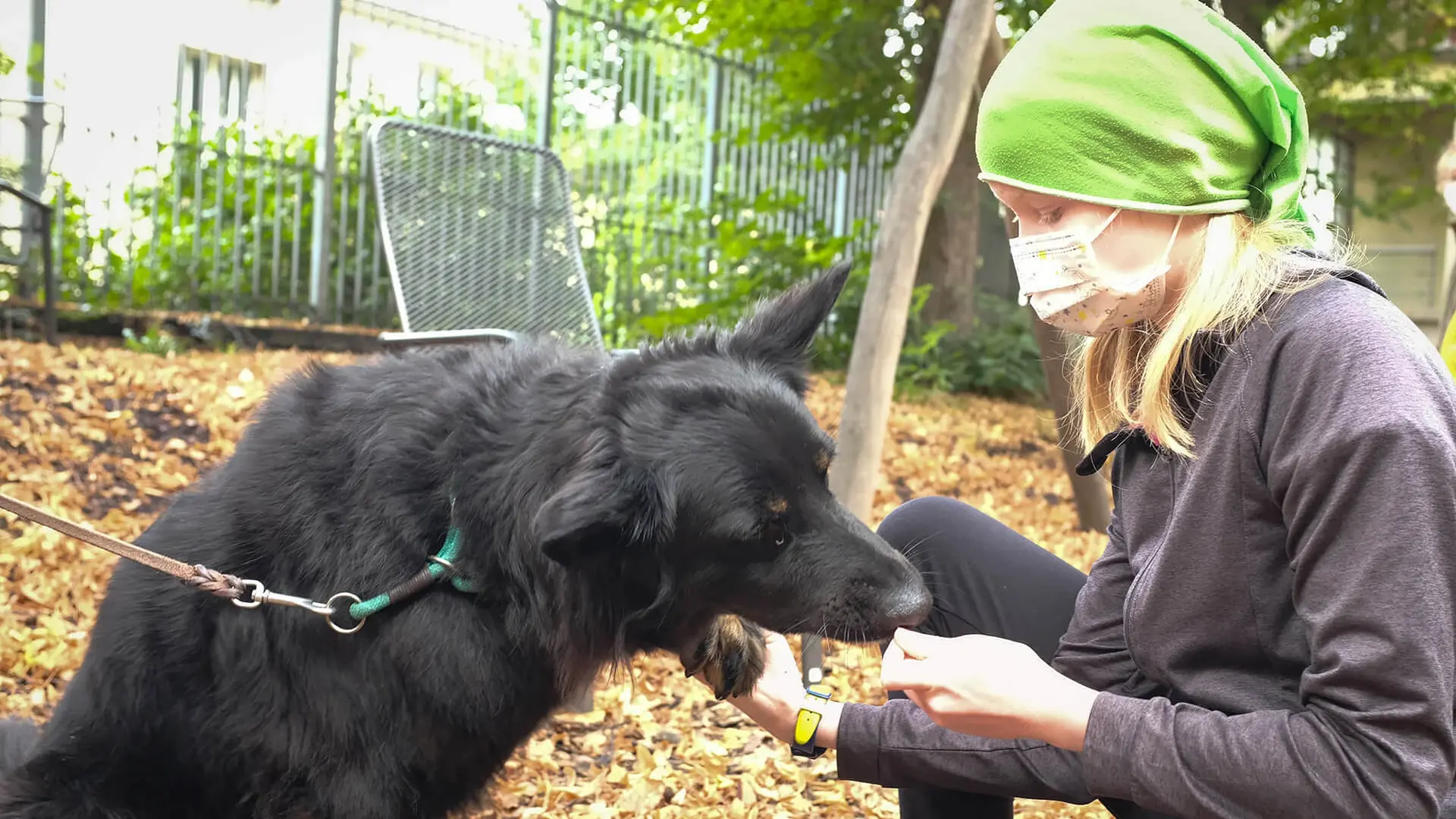 Patientin Anna füttert den Hund mit Leckerlies. 