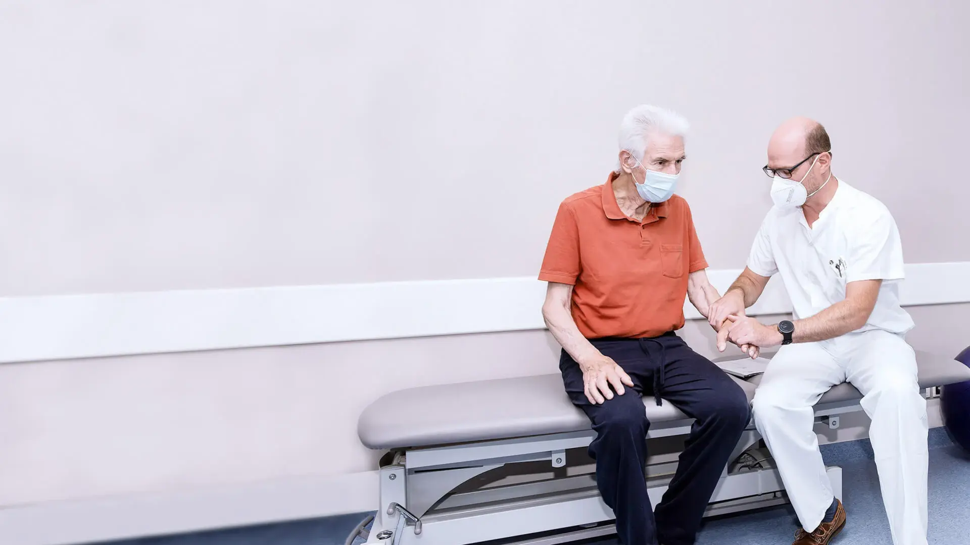 Ein Parkinson Patient wird durch einen Mitarbeiter betreut.