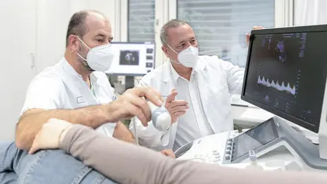 Zwei Ärzte während einer Untersuchung am Kind