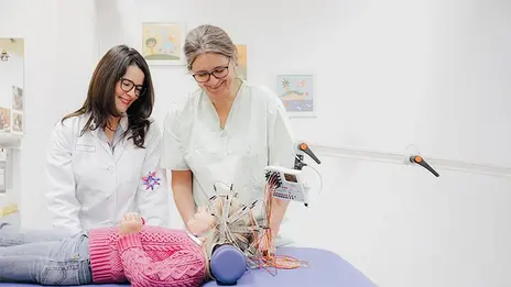 Kind während einer neurologischen Untersuchung