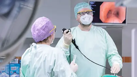 Zwei Ärzte während einer Bronchoskopie.