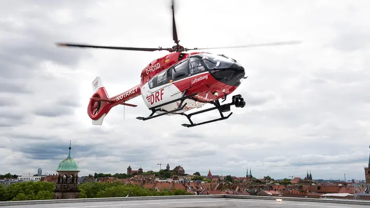 Auf dem Bild ist ein roter Helikopter zu sehen.