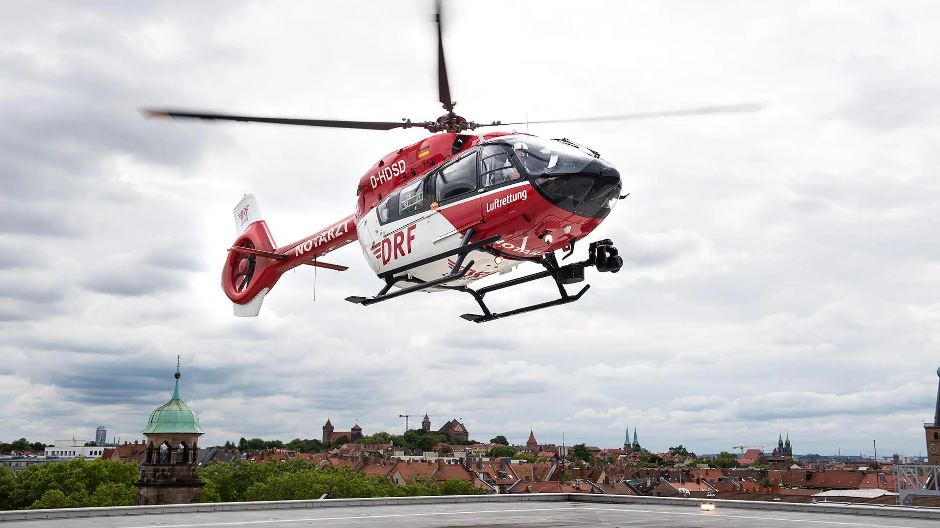 Auf dem Bild ist ein roter Helikopter zu sehen.