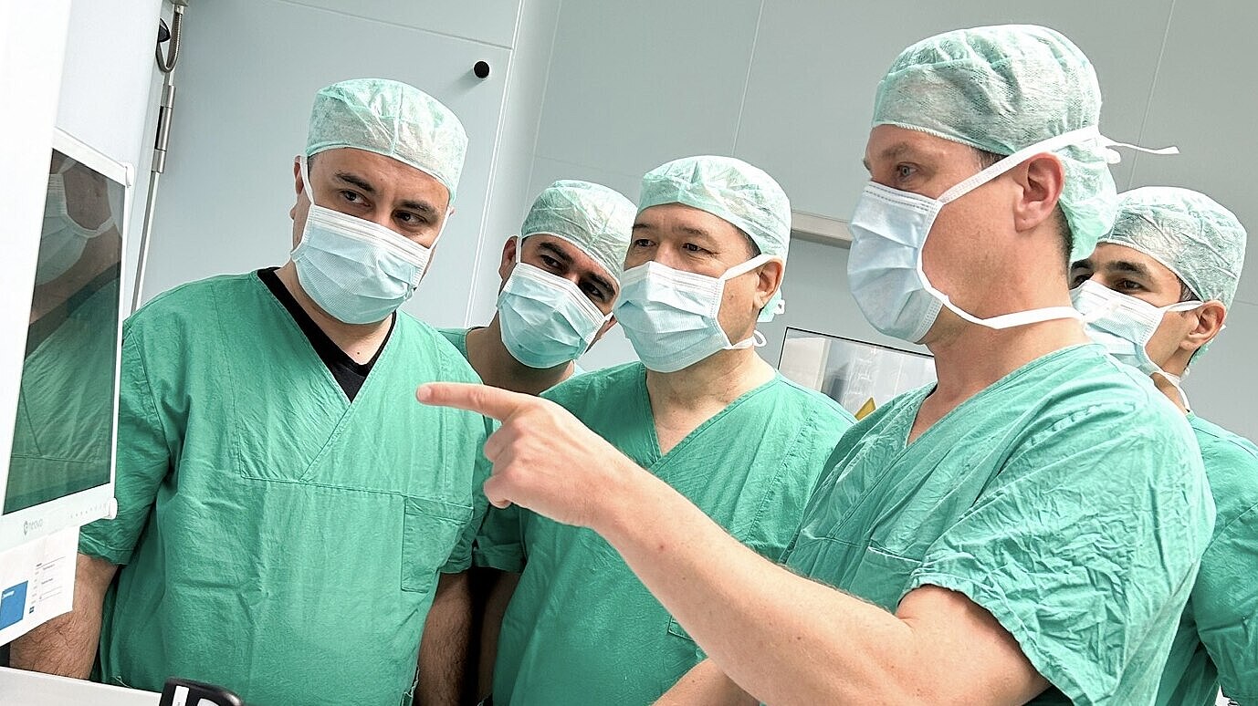 Chefarzt Prof. Diener erklärt den Ärzten etwas am Monitor. 