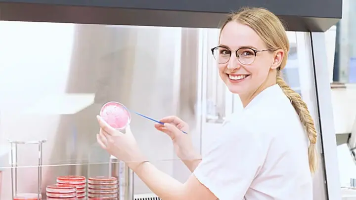 Eine Mitarbeiterin arbeitet im Labor.