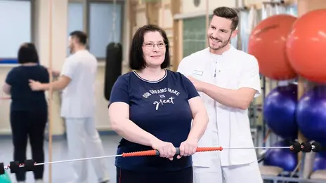 Marco Krannich, Physiotherapeut, zeigt einer Patientin eine Übung. 
