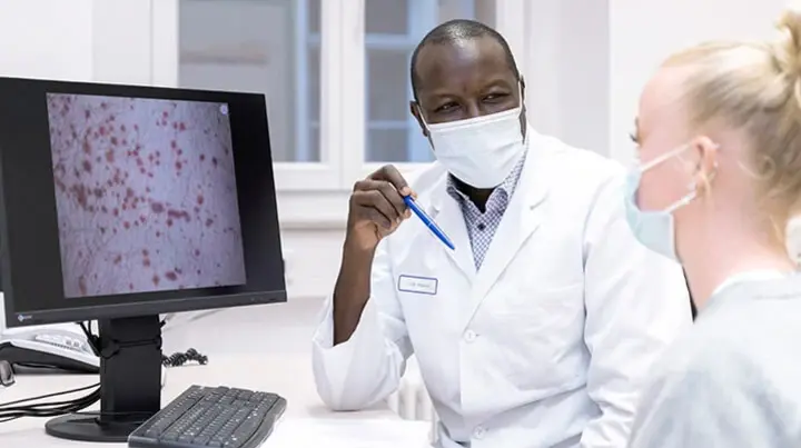 Oberarzt Dr. med. Aboubakar Harouna während eines Patientengesprächs.