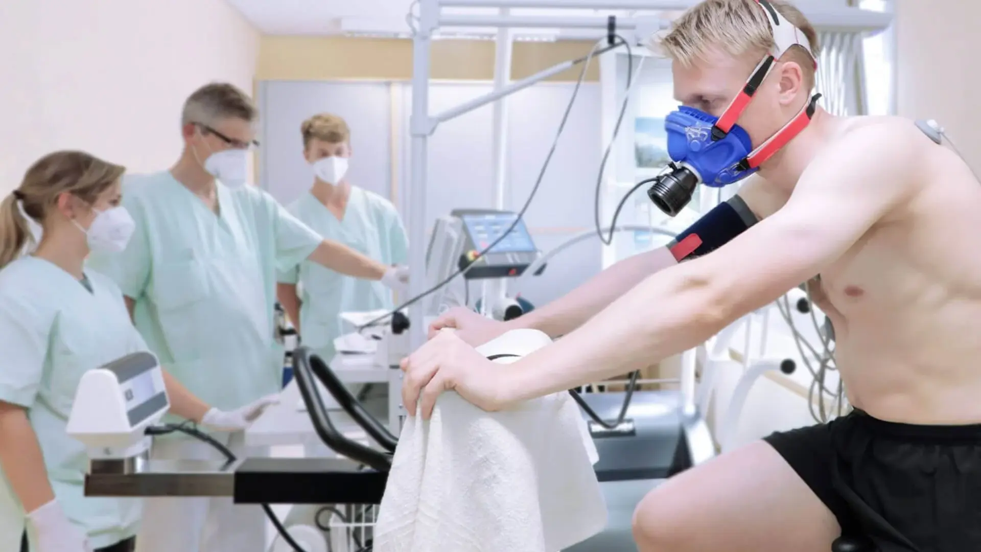 Dr. Bernd Langenstein, Leiter des Instituts für Sportmedizin, und sein Team führen bei einem Club-Spieler einen Cardio-Test auf dem Fahrrad durch. 