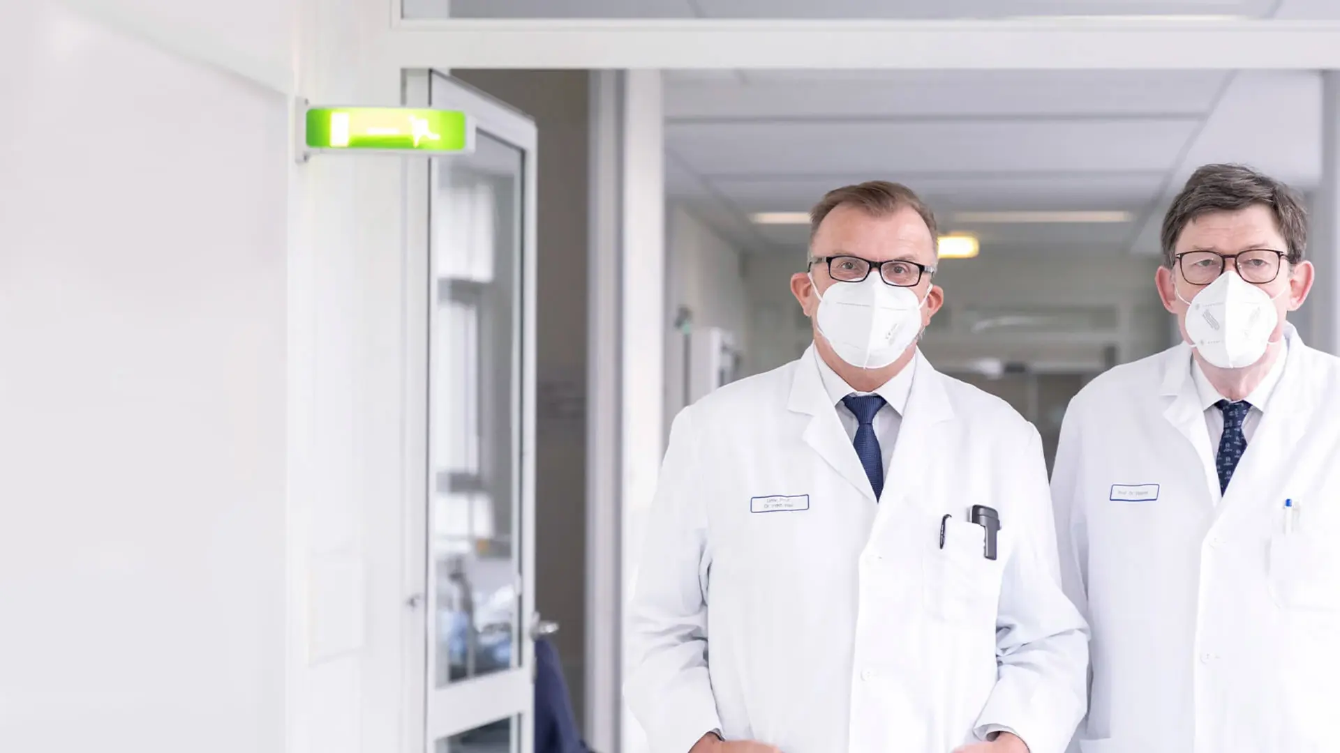 Das Foto zeigt ein Portrait von Prof. Dr. Hermann Josef Bail, Chefarzt, und Prof. Dr. Dr. Michael Wagner, Abteilungsleiter Orthopädie und Endoprothetik. 