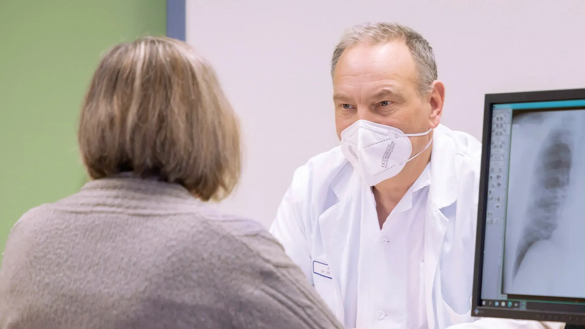 Leitender Oberarzt Dr. med. Manfred Wagner während eines Patientengesprächs.