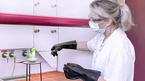Eine Pharmazeutisch-technische Assistentin unserer Apotheke führt eine Flammenprobe zur Identitätsprüfung von Arzneistoffen durch.  