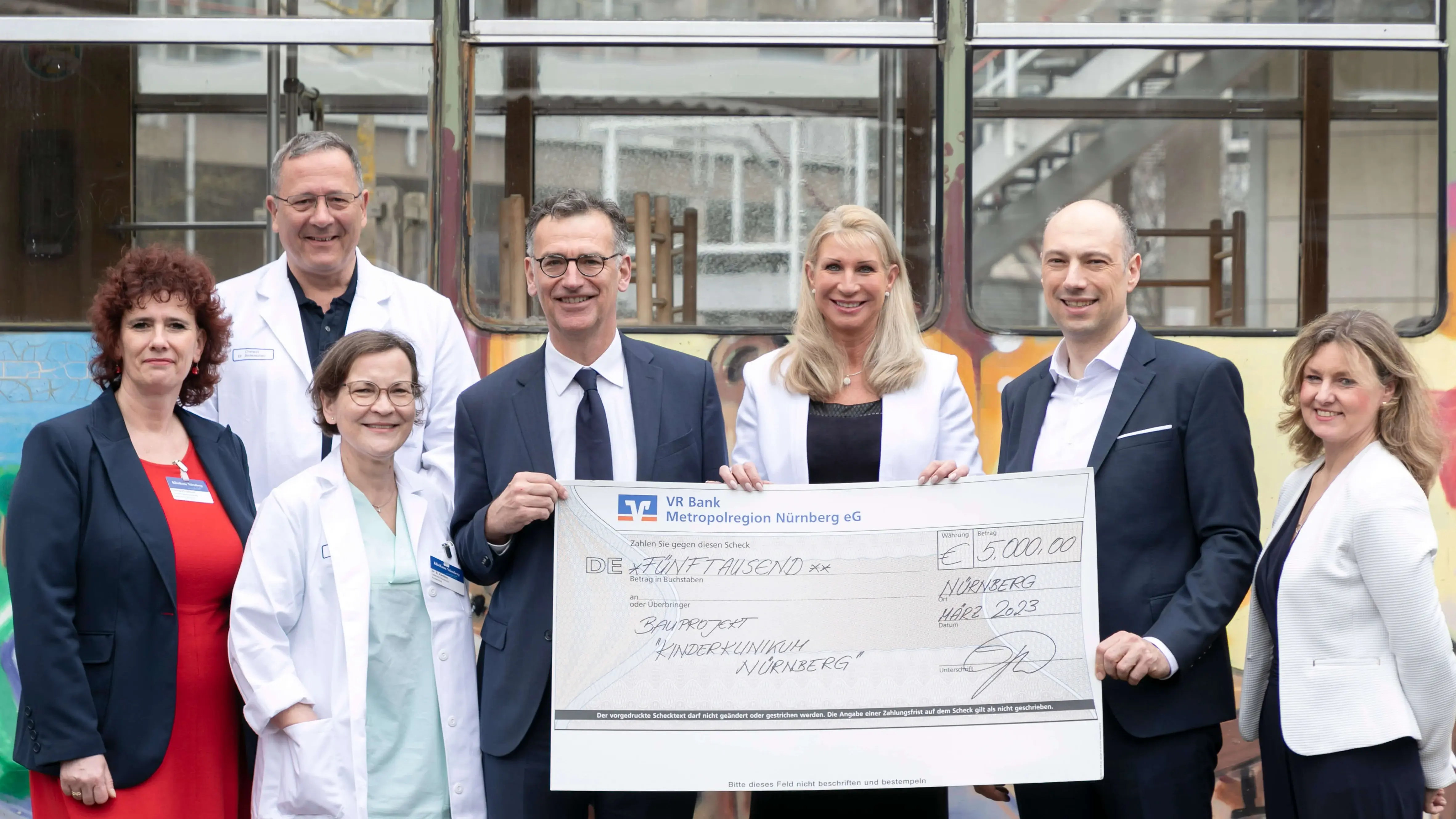 Gruppenfoto mit Mitarbeitenden der VR-Bank, Schirmherrin Karin Baumüller-Söder und Mitarbeitenden des Klinikums.