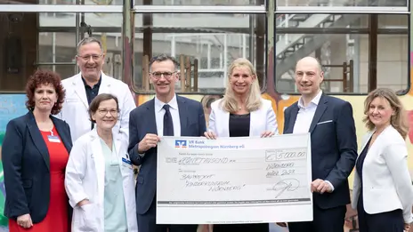 Gruppenfoto mit Mitarbeitenden der VR-Bank, Schirmherrin Karin Baumüller-Söder und Mitarbeitenden des Klinikums.