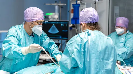 Das Team der Intensivstation legt eine ECMO an.