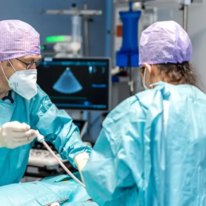 Das Team der Intensivstation legt eine ECMO an.