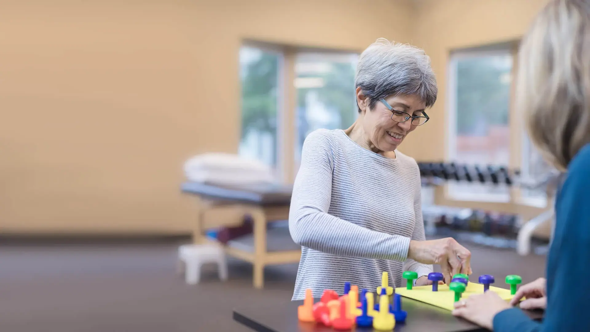 Eine ältere Patientin während der Ergotherapie.