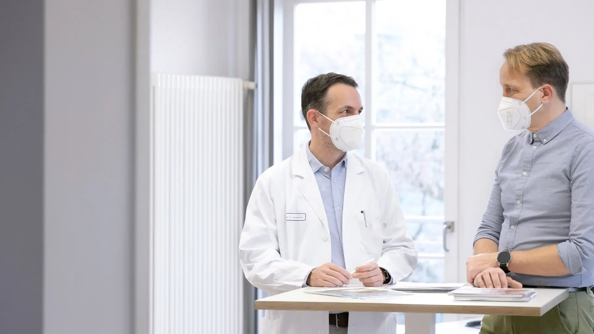 Prof. Dr. Thomas Hillemacher, Chefarzt, und Sven Keitel, Pflegedienstleitung, tauschen sich aus. 