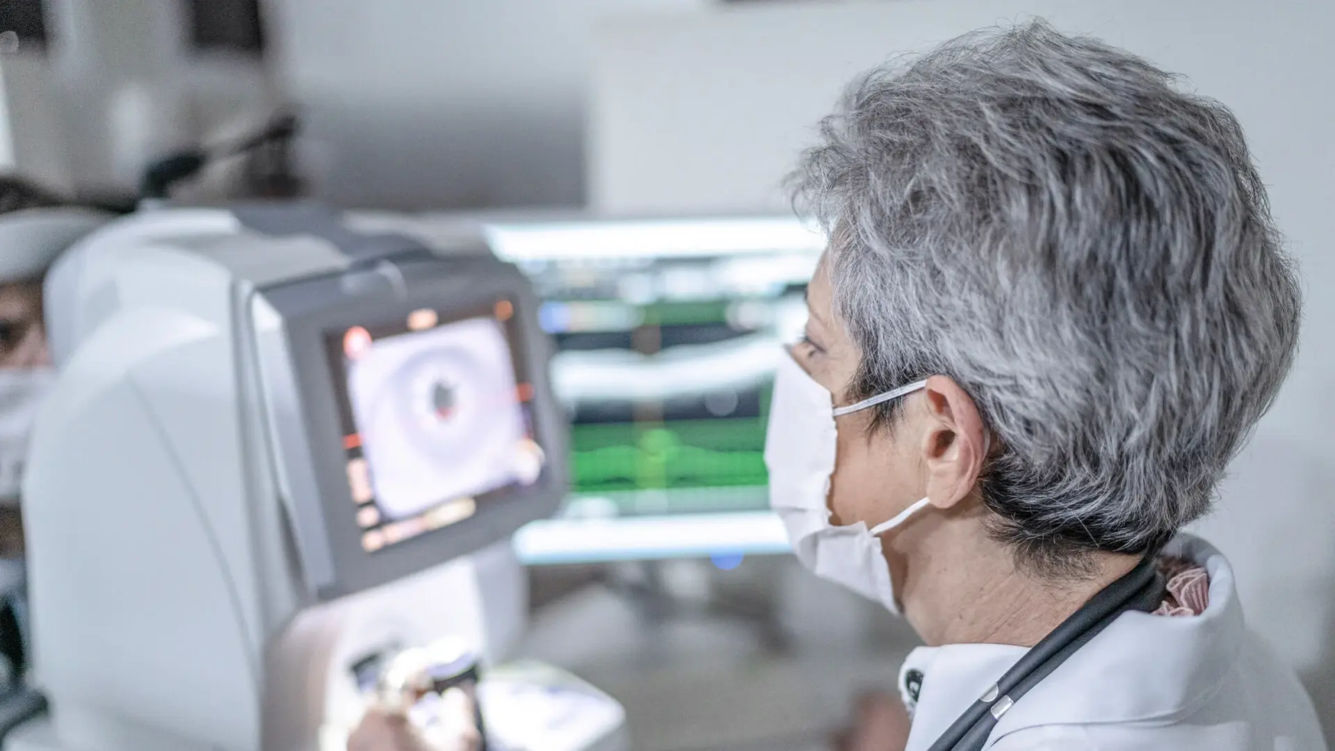 Eine Ärztin führt eine Untersuchung zur Diagnostik von Grauem Star durch.