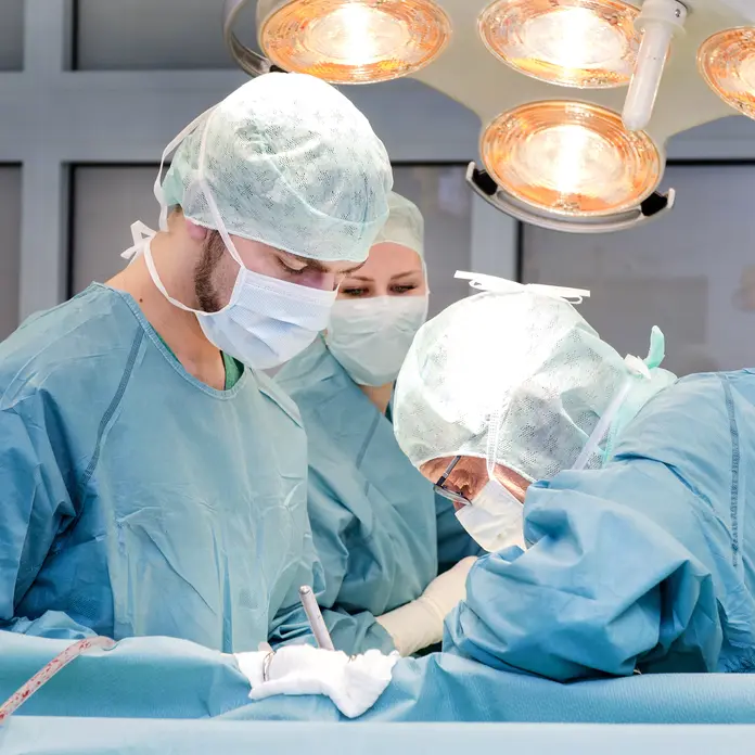 Das Operationsteam während einer OP in der Unfallchirurgie.