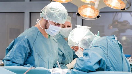 Das Operationsteam während einer OP in der Unfallchirurgie.