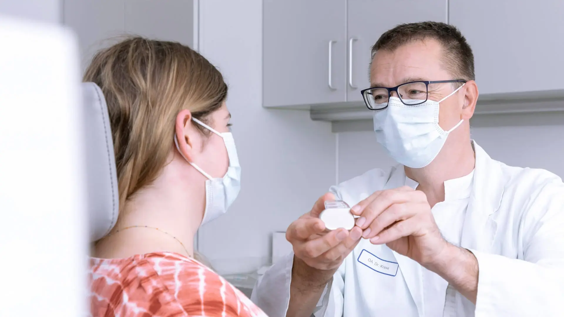 Ein Arzt untersucht eine Patientin im Hals-Nasen-Ohrenbereich