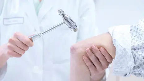 Ein Patient während einer Untersuchung auf Multiple Sklerose.