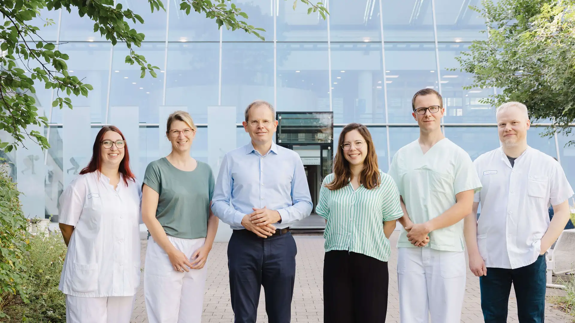 Gruppenbild sechs Mitglieder der Forschungsgruppe. Sie stehen im Freien. 