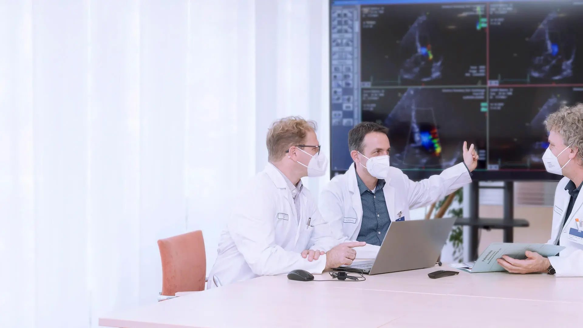 Die drei Chefärzte des Zentrums für Altersmedizin besprechen Patientendaten. 
