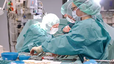 Ein Team der Gefäßchirurgie operiert einen Patienten. 