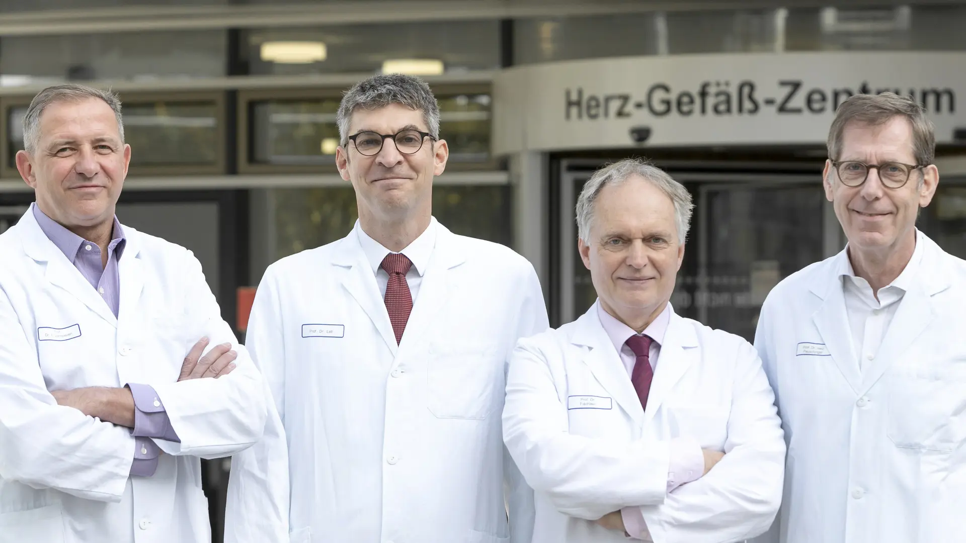 Die 4 Chefärzte vor dem Eingang des Herz-Gefäß-Zentrums: Prof. Verhoeven, Prof. Lell, Prof. Fischlein, Prof. Pauschinger