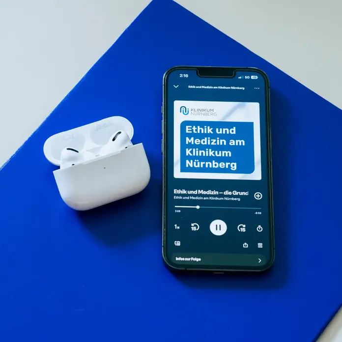 Das Symbolbild zeigt einen Handybildschirm mit einer Folge des Ethikpodcasts des Klinikum Nürnberg.