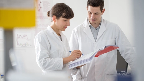 Zwei Mitarbeitende des Ambulanten BehandlungsCentrum unterhalten sich. 