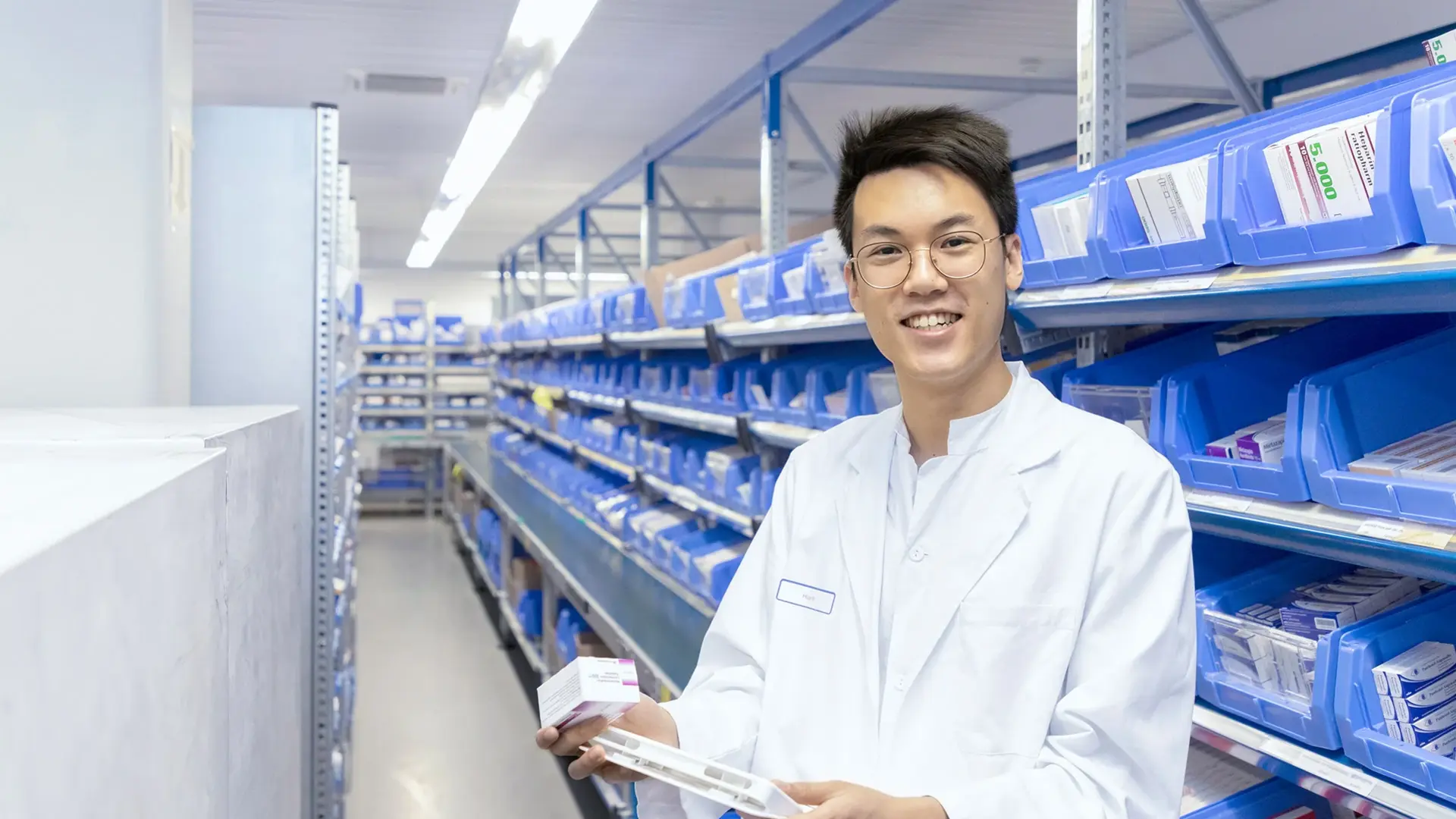Apotheker, Sam Sudi Huynh steht in den Räumlichkeiten der Apotheke. 