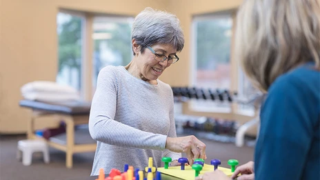 Eine ältere Patientin während der Ergotherapie.