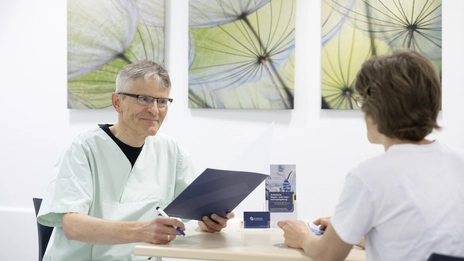 Ein Aufklärungsgespräch zwischen Arzt und Patientin in der Endoskopie.