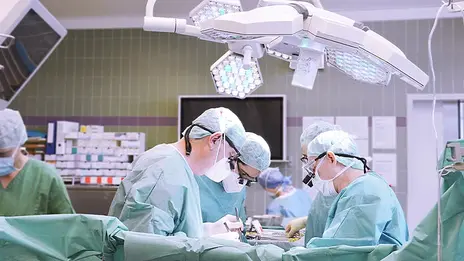 Unser Operations-Team arbeitet während einer Herzklappenoperation Hand in Hand. 