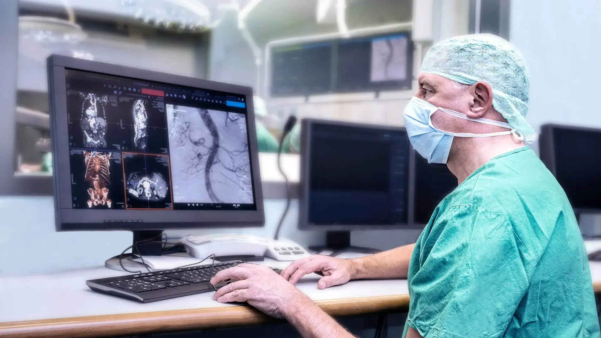 Chefarzt, Prof. Dr. Eric Verhoeven sitzt vor einem Monitor. 