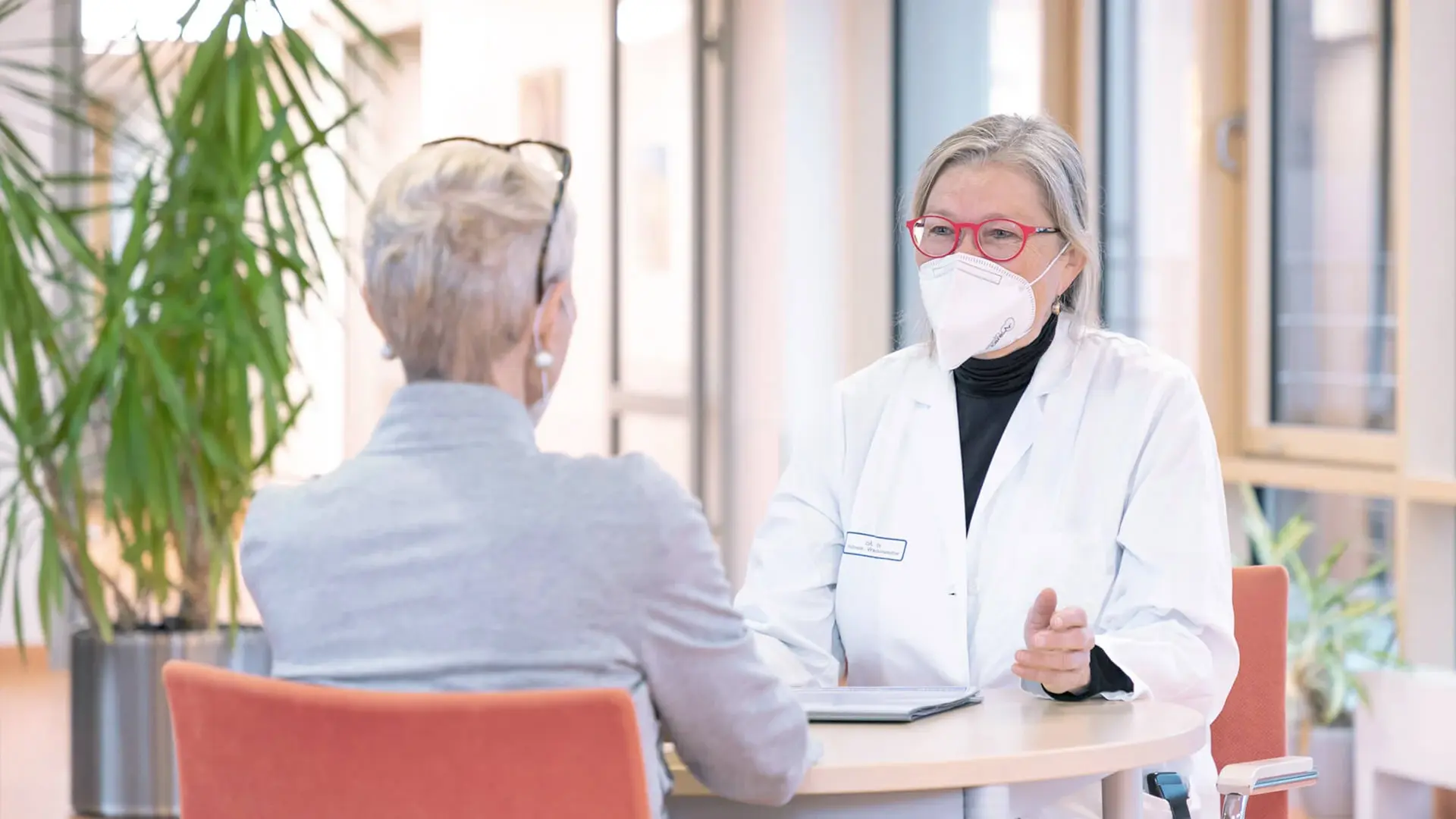 Dr. Gerda Hofmann-Wackersreuther, Oberärztin, spricht mit einer Patientin der Palliativstation. 