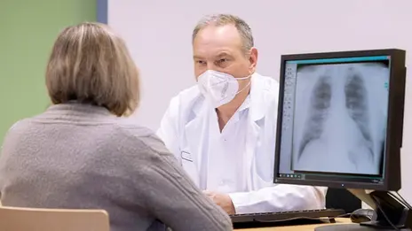 Leitender Oberarzt Dr. med. Manfred Wagner während eines Patientengesprächs.