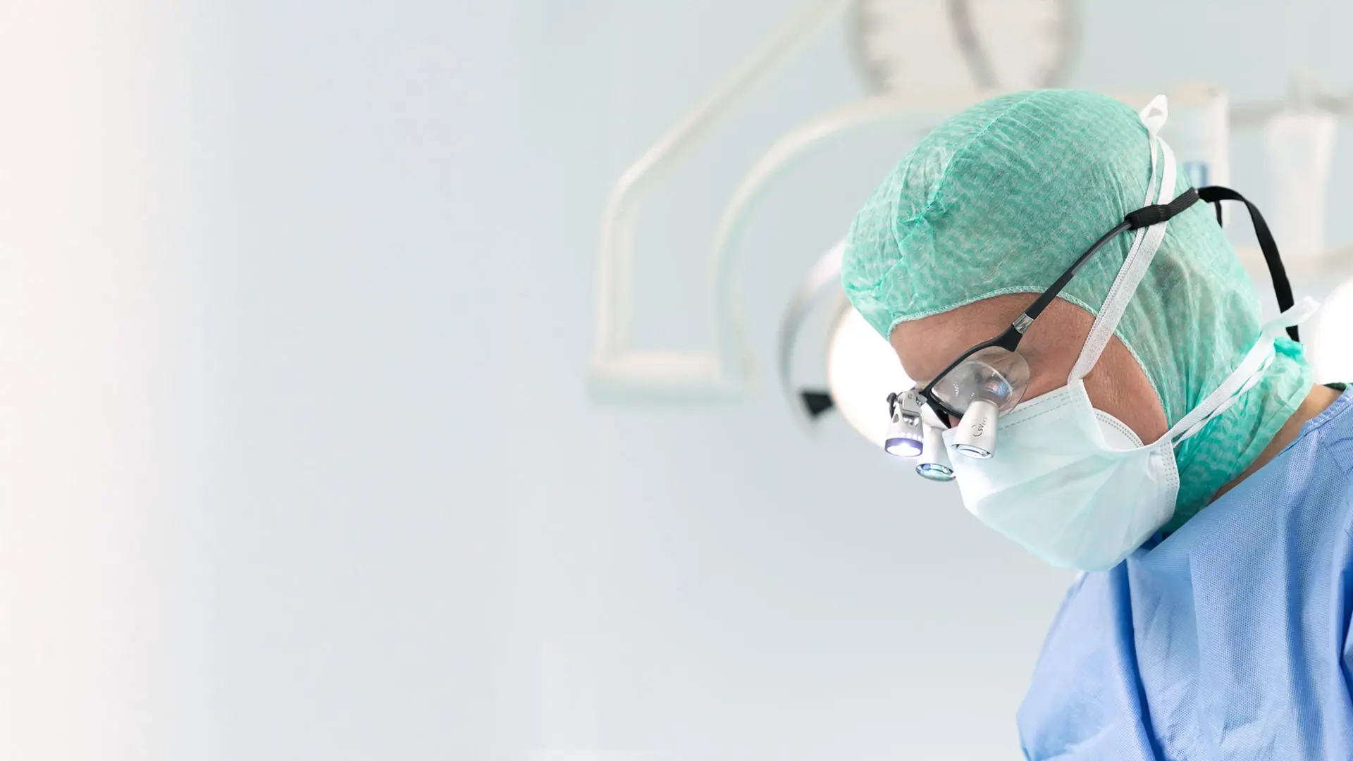 Chefarzt Prof. Dr. Maximilian Traxdorf während einer Operation