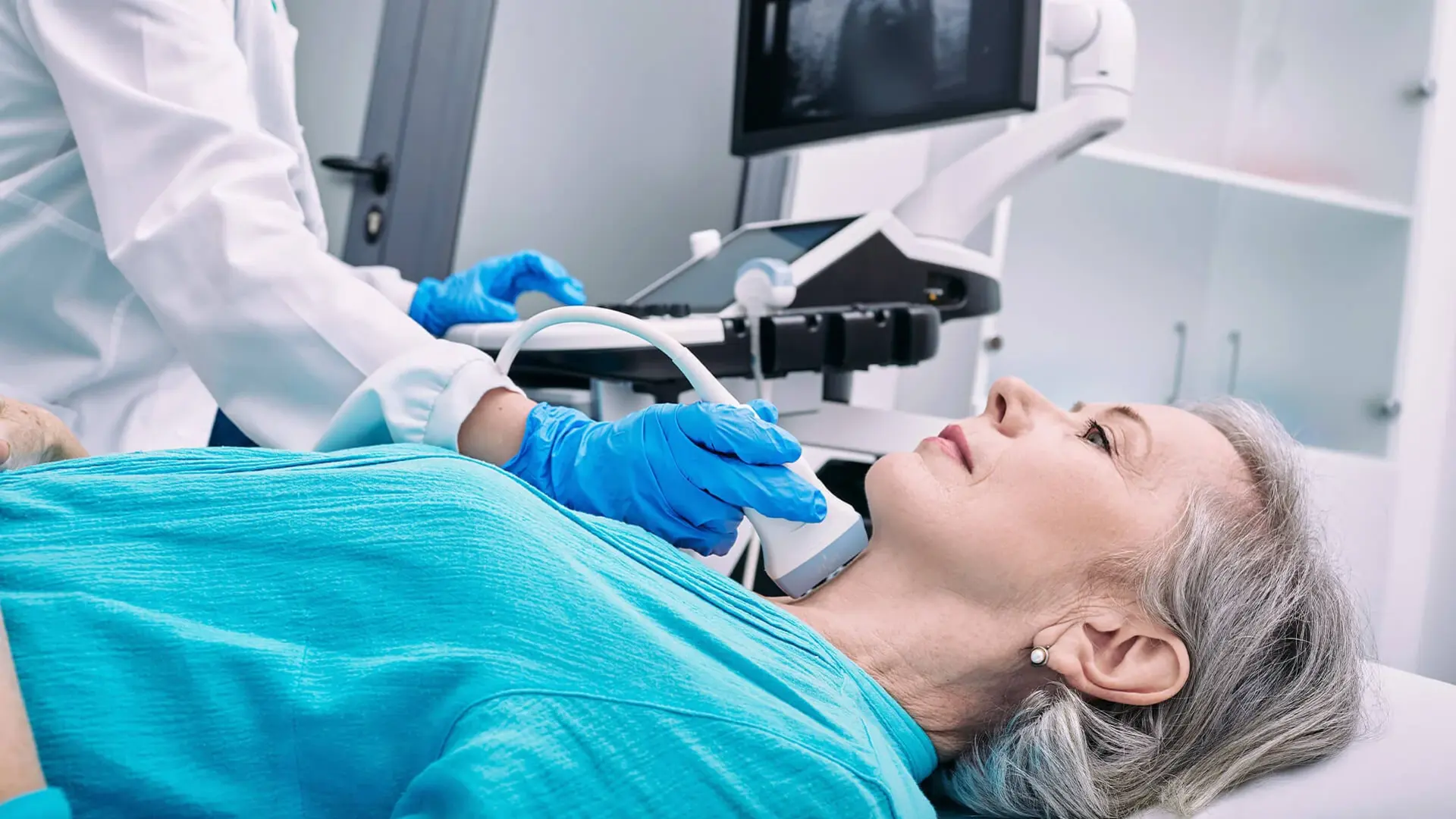 Ultraschalluntersuchung am Hals