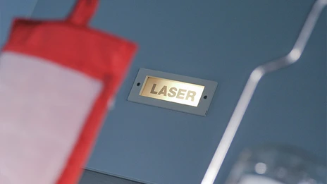 Im OP Warnschild "Laser"