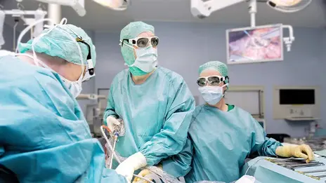 Situation im Operationssaal, Ärzte und Pflegekräfte tragen Laser-Brillen