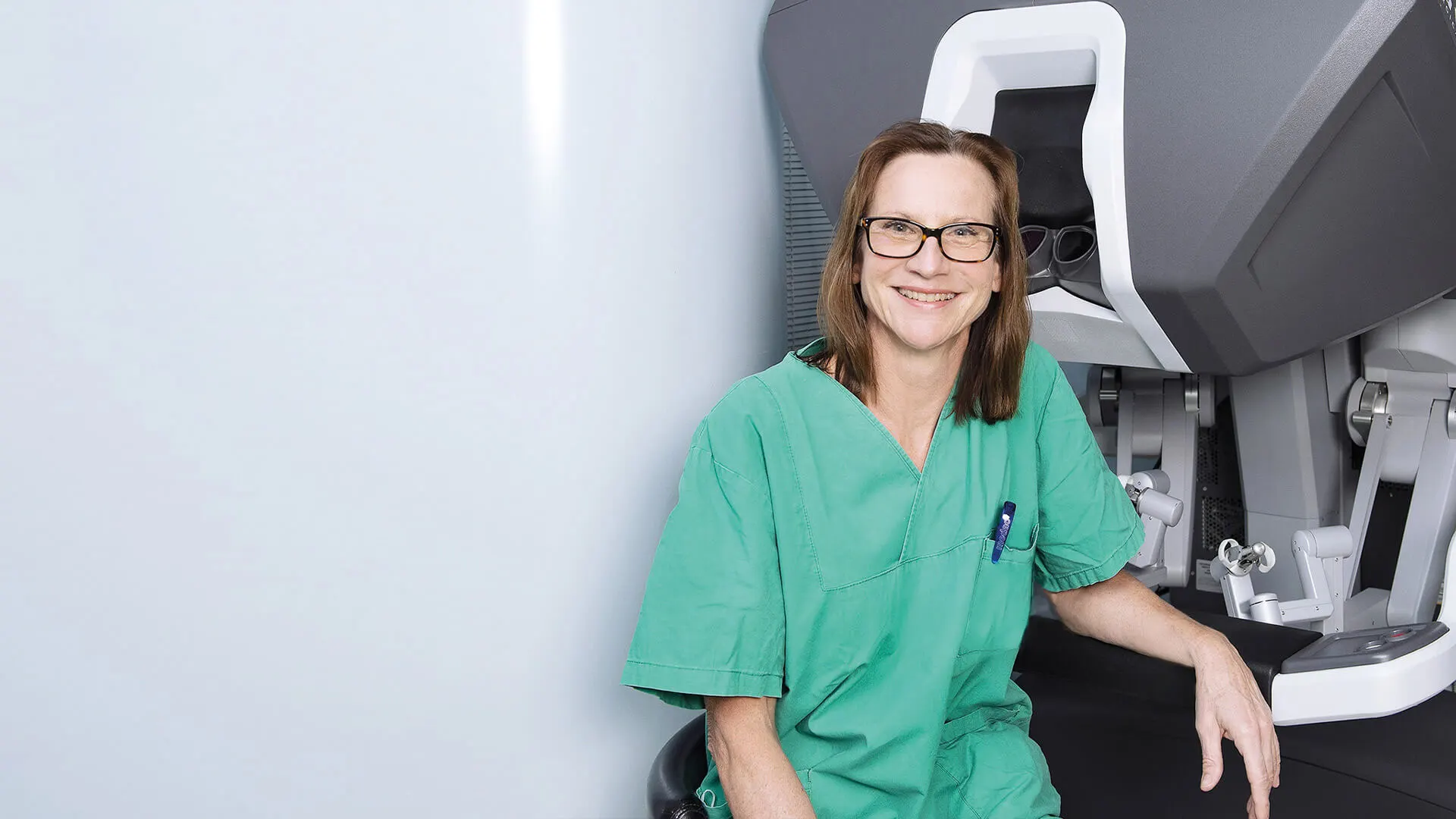 Prof. Dr. Cosima Brucker mit Da Vinci OP-Roboter