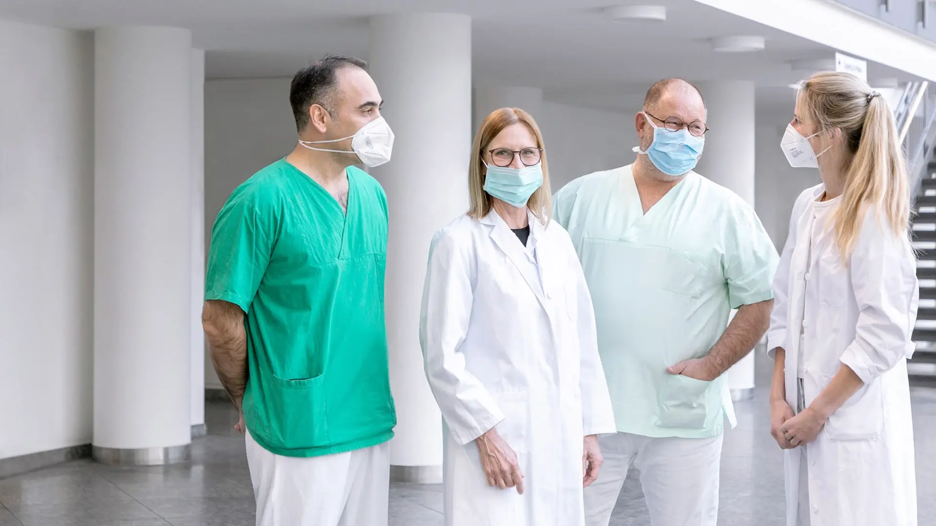Prof. Dr. Cosima Brucker, Chefärztin, bespricht sich mit Kollegen und einer Kollegin. 