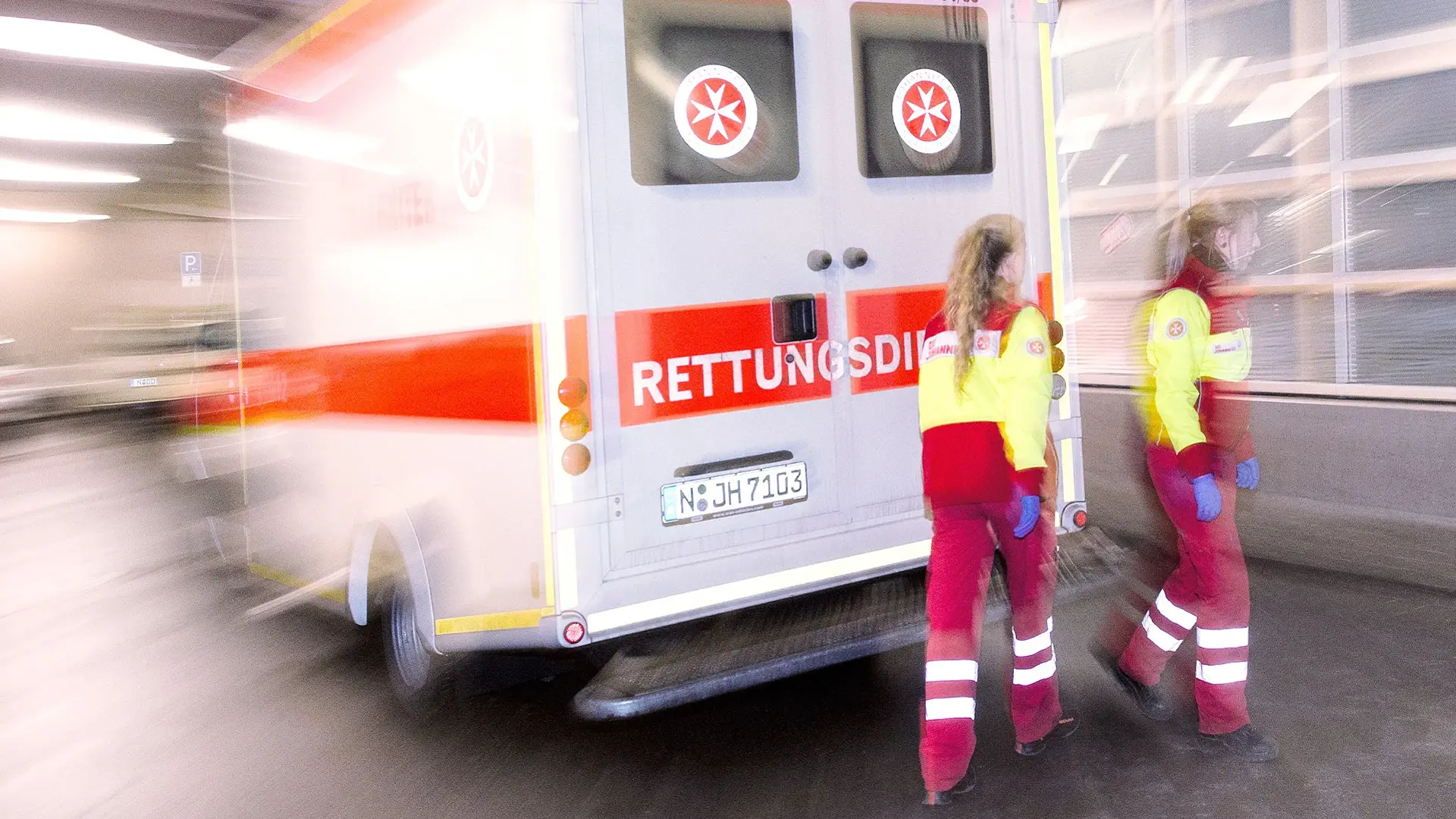 Ein Rettungswagen bringt einen Patienten in unsere Notaufnahme. 