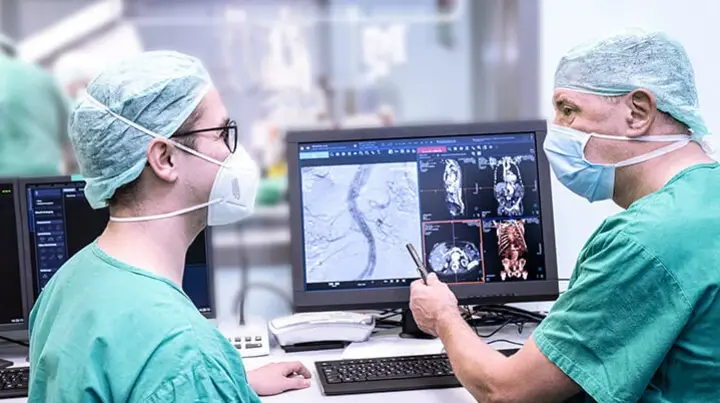 Chefarzt, Prof. Dr. Eric Verhoeven bespricht mit einem Mitarbeiter Untersuchungsergebnisse.  