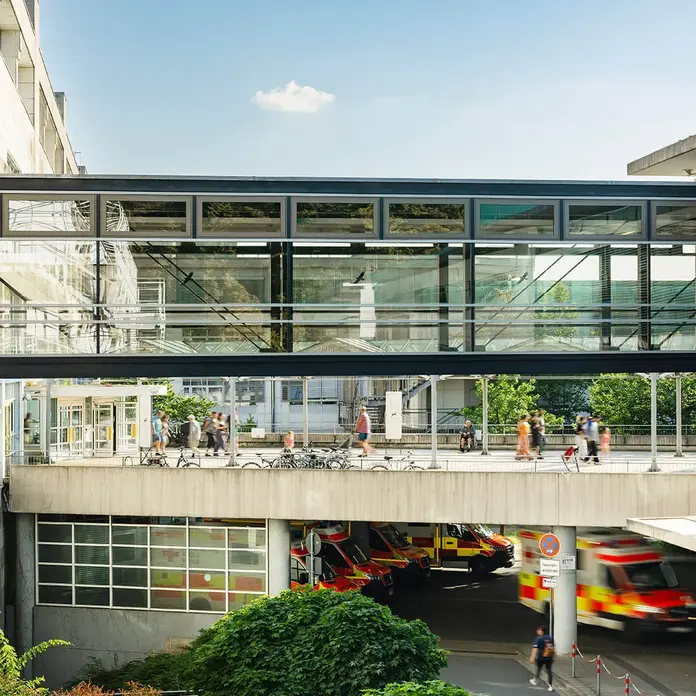Klinikum Nürnberg Campus Süd, verglaster Übergang zum Herz-Gefäß-Zentrum. Unten sind Rettungswagen vor der Notaufnahme zu sehen.